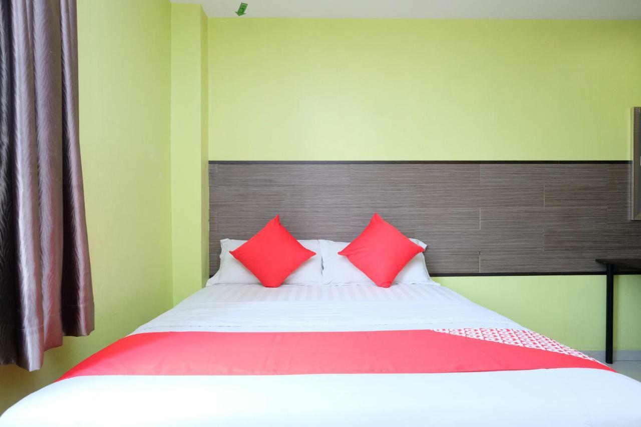 Hotel De' Tees, Masai Utama Пасир-Гуданг Экстерьер фото